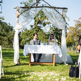 Hochzeit: Gartenbereich mit Birkenbogen - Lester Hof