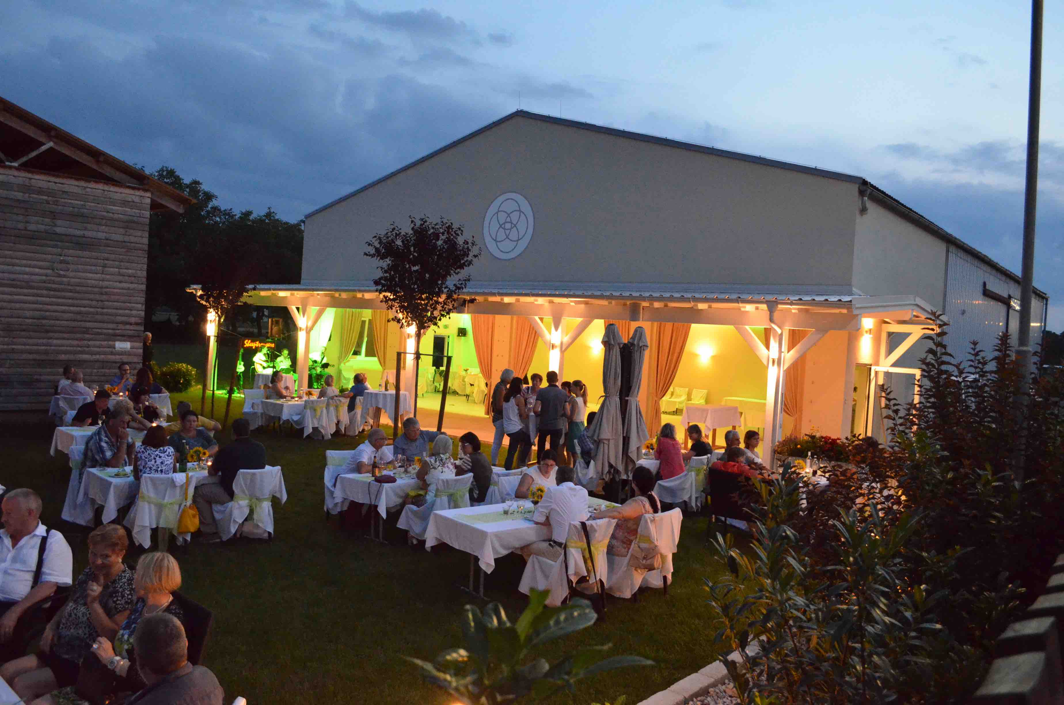 Bruiloft - Umgebung: im Park - Tattendorf - Eigener Gartenbereich mit komplett zu öffnender Gartenfront - Das Gaudium Fam. Döller 