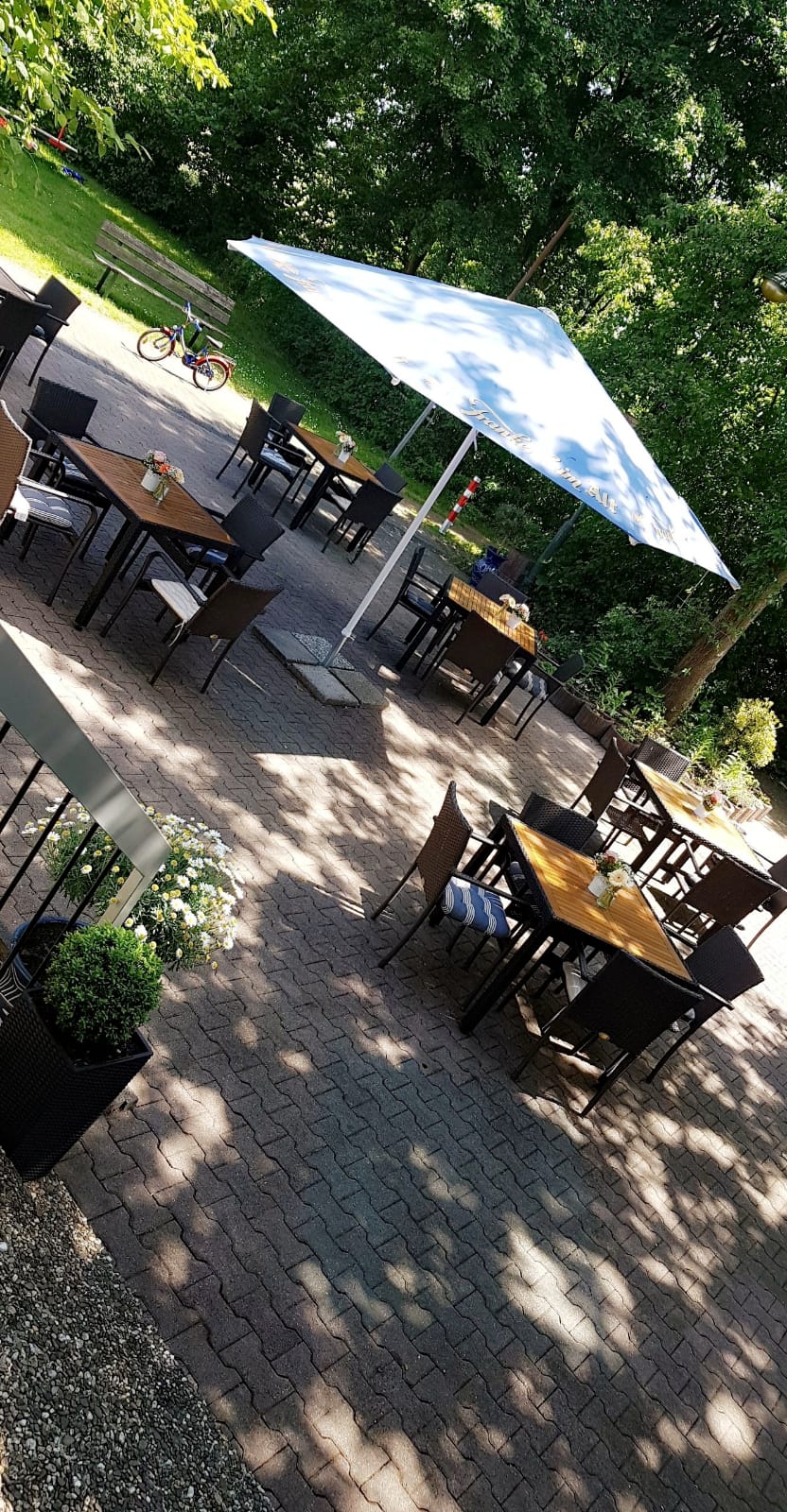 Hochzeitslocation: Terrasse mit angrenzendem Spielplatz - Monte Cristo