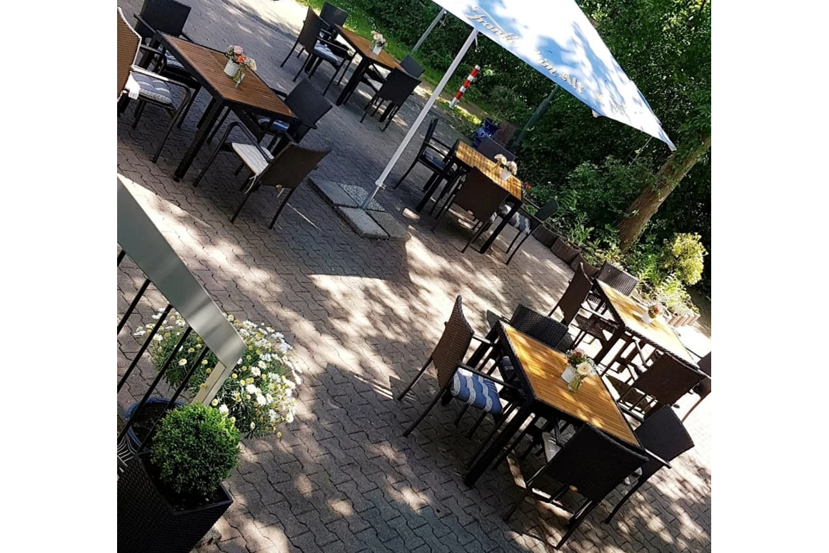 Hochzeitslocation: Terrasse mit angrenzendem Spielplatz - Monte Cristo