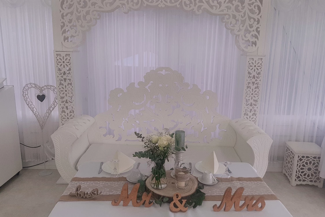 Hochzeit: Brautstuhl mit Brauttisch - Monte Cristo