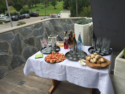 Mariage - Region Stuttgart - Unser Sekt empfang mit Blick auf den Hohenneuffen  - Schlosscafe Location & Konditorei / Restaurant