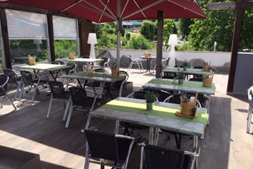 Hochzeit: Schlosscafe Terrasse immer ein Asuflug wert und auch super zum feiern im freien und Wintergarten  - Schlosscafe Location & Konditorei / Restaurant