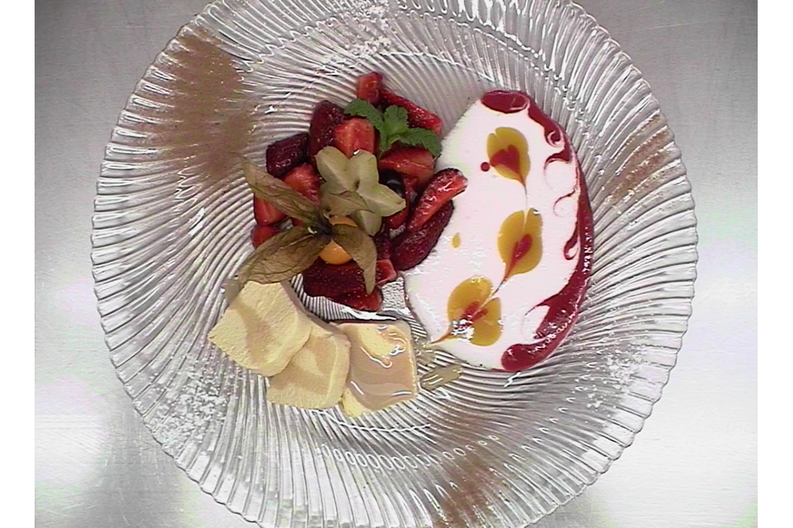 Hochzeit: Leckere Dessert von unser Süßspeisen koch mmmmhhh 
Lecker Bayliesparfait mit Fruchtspiegel   - Schlosscafe Location & Konditorei / Restaurant