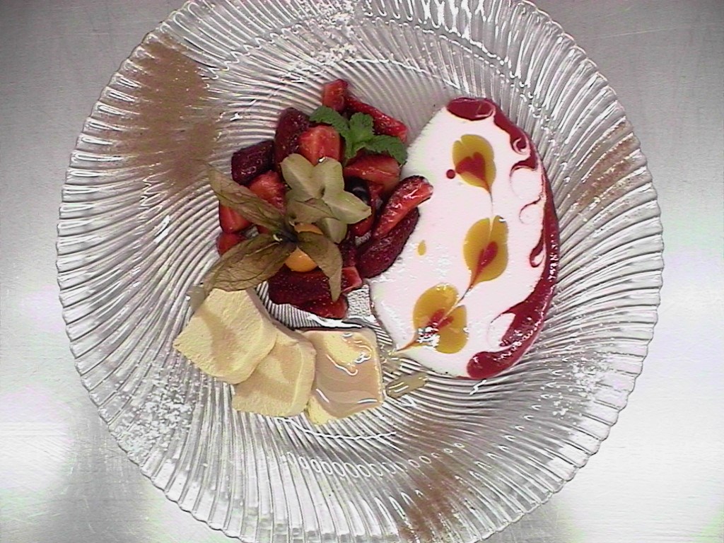 Hochzeit: Leckere Dessert von unser Süßspeisen koch mmmmhhh 
Lecker Bayliesparfait mit Fruchtspiegel   - Schlosscafe Location & Konditorei / Restaurant