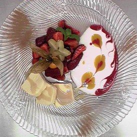 Hochzeit: Leckere Dessert von unser Süßspeisen koch mmmmhhh 
Lecker Bayliesparfait mit Fruchtspiegel   - Schlosscafe Location & Konditorei / Restaurant