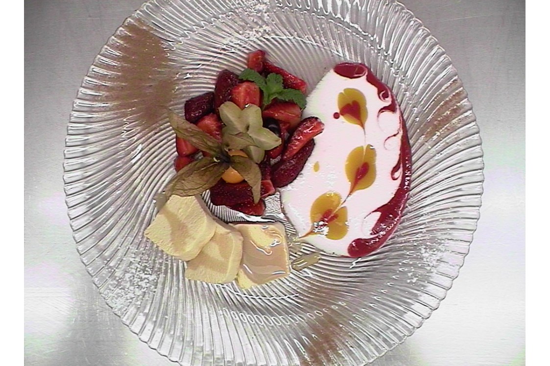 Hochzeit: Leckere Dessert von unser Süßspeisen koch mmmmhhh 
Lecker Bayliesparfait mit Fruchtspiegel   - Schlosscafe Location & Konditorei / Restaurant