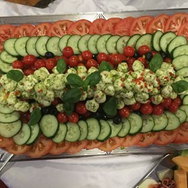 Hochzeit: Leckeres Buffet Tomate Mozarella 
mit Basilkumpesto und Pizzabrot  - Schlosscafe Location & Konditorei / Restaurant