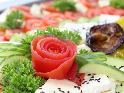 Mariage - Region Stuttgart - Unsere Besonders gute Küche mit Antipasti und Tomatenrosen  - Schlosscafe Location & Konditorei / Restaurant