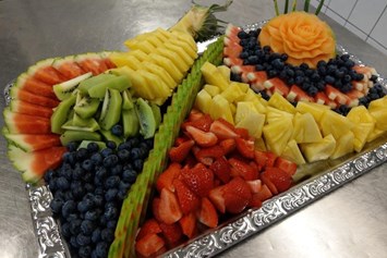 Hochzeit: Früchte auswahl mit hausgemachtem Eis aus unserer Eisdiele  - Schlosscafe Location & Konditorei / Restaurant