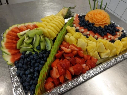 Mariage - Region Stuttgart - Früchte auswahl mit hausgemachtem Eis aus unserer Eisdiele  - Schlosscafe Location & Konditorei / Restaurant