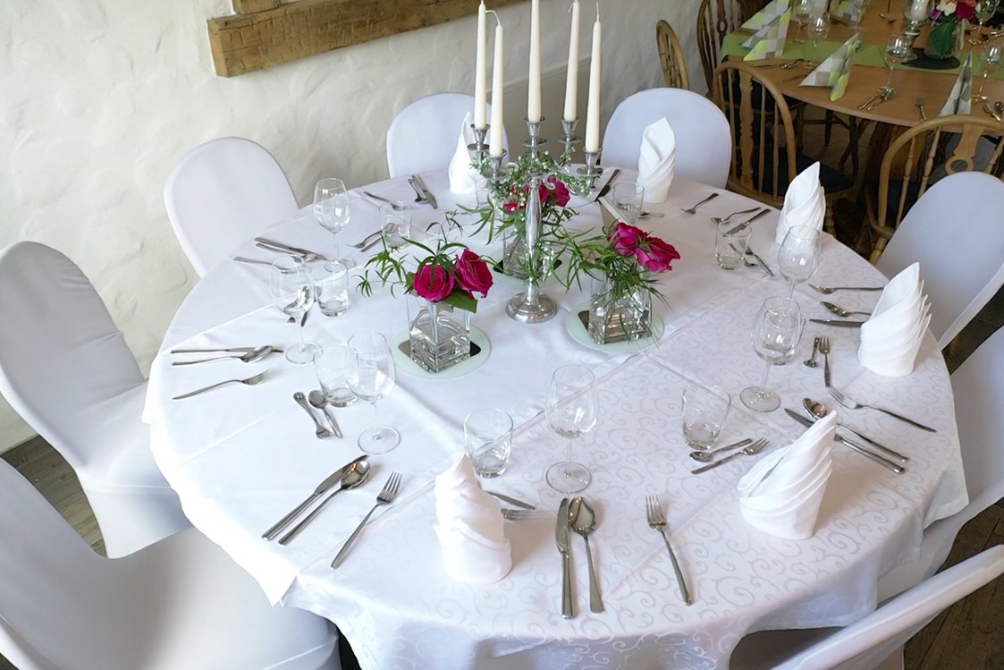 Hochzeit: First Class Hochzeits Tisch in rund - Schlosscafe Location & Konditorei / Restaurant