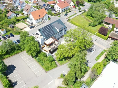 Mariage - Region Stuttgart - Schlosscafe von hinten mit viel Parkplätze  - Schlosscafe Location & Konditorei / Restaurant