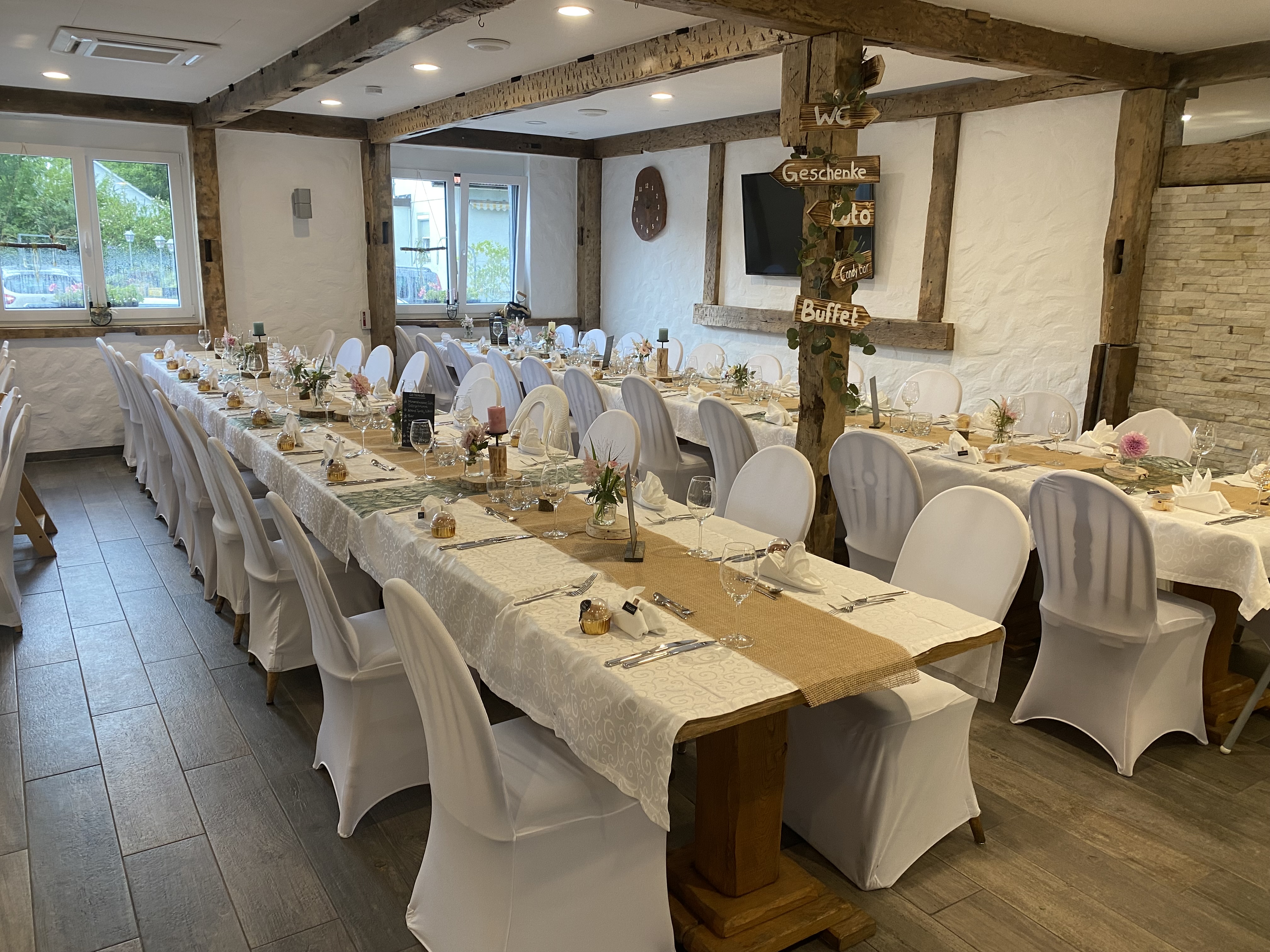 Schlosscafe Location & Konditorei / Restaurant Informatie over de balzalen Tafel voor maximaal 80 personen 