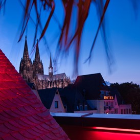 Hochzeit: Eine Hochzeit auf dem Dachgarten des Rheinloft Cologne mit Blick auf den Kölner Dom - RHEINLOFT COLOGNE