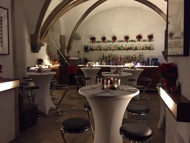Hochzeitslocation: Barbereich mit Stehtischen
 - 1460 Veranstaltungsraum