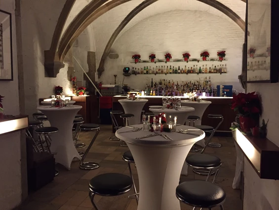 Hochzeitslocation: Barbereich mit Stehtischen
 - 1460 Veranstaltungsraum