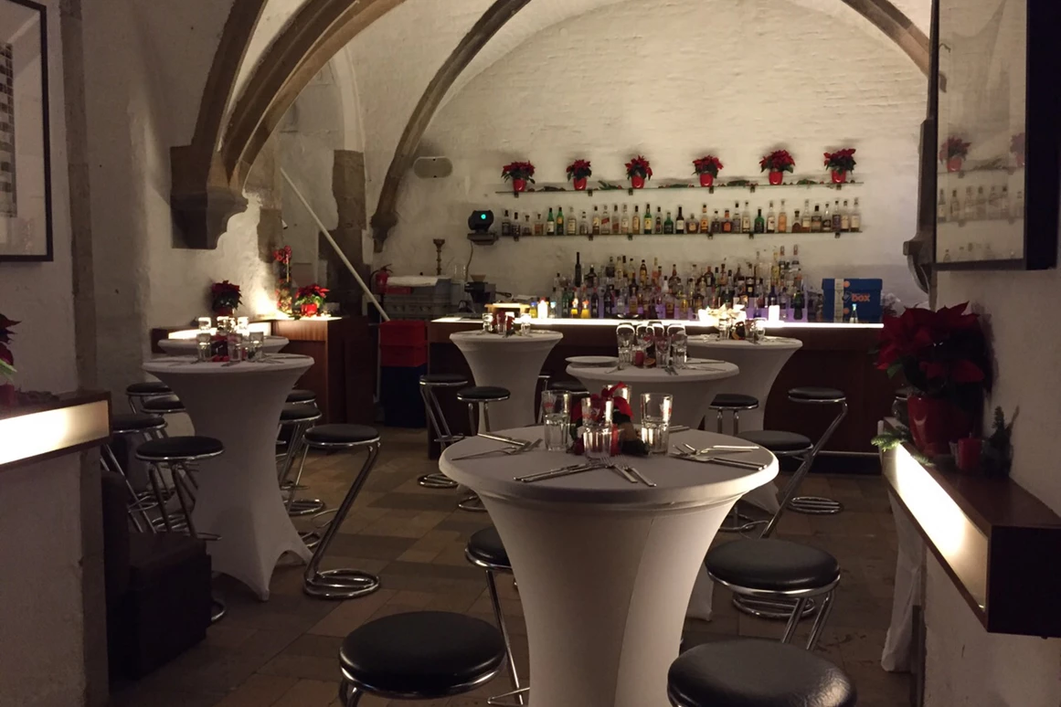 Hochzeitslocation: Barbereich mit Stehtischen
 - 1460 Veranstaltungsraum