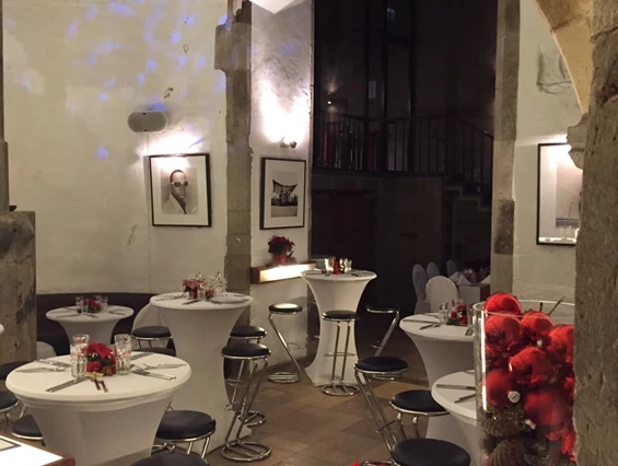Hochzeitslocation: Barbereich mit Stehtischen - 1460 Veranstaltungsraum