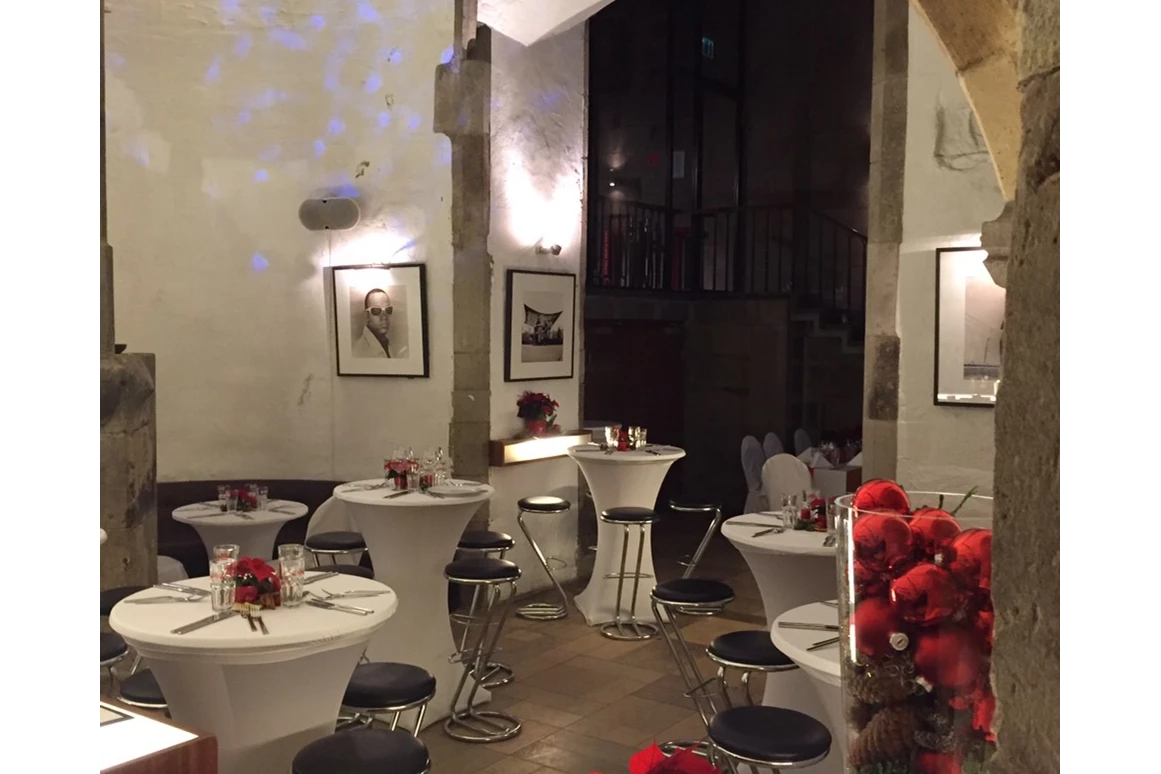 Hochzeitslocation: Barbereich mit Stehtischen - 1460 Veranstaltungsraum