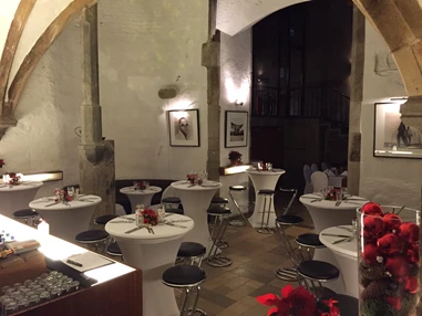 Hochzeitslocation: Barbereich mit Stehtischen - 1460 Veranstaltungsraum