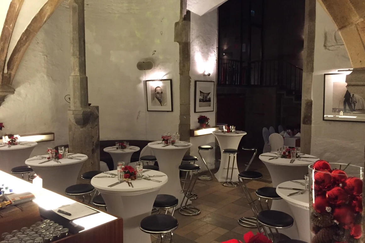 Hochzeitslocation: Barbereich mit Stehtischen - 1460 Veranstaltungsraum