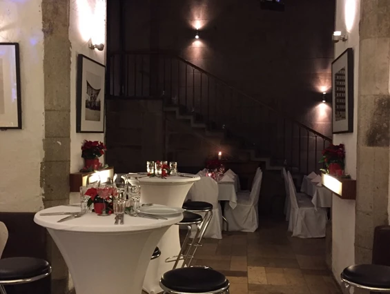 Hochzeitslocation: Barbereich mit Stehtischen - 1460 Veranstaltungsraum