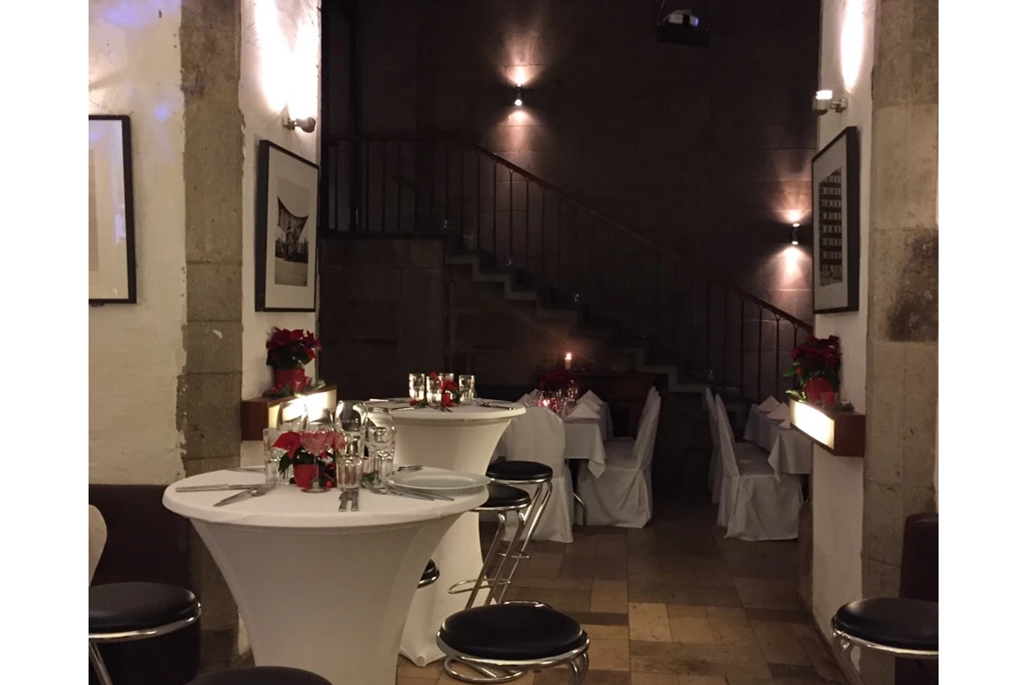 Hochzeitslocation: Barbereich mit Stehtischen - 1460 Veranstaltungsraum