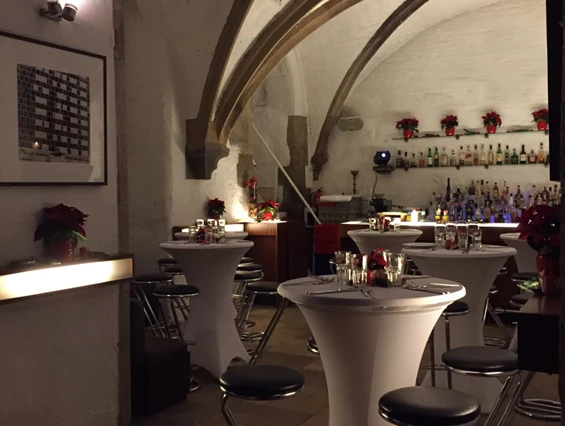 Hochzeitslocation: Barbereich mit Stehtischen - 1460 Veranstaltungsraum