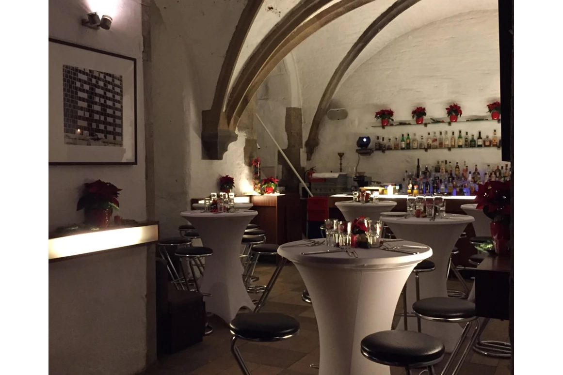 Hochzeitslocation: Barbereich mit Stehtischen - 1460 Veranstaltungsraum