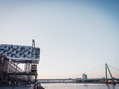 Hochzeitslocation: Direkt am Rhein gelegen bietet die Pe303 Eventlocation eine tolle Aussicht. - Pe303 am Rhein