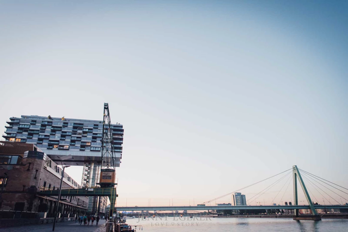 Hochzeitslocation: Direkt am Rhein gelegen bietet die Pe303 Eventlocation eine tolle Aussicht. - Pe303 am Rhein