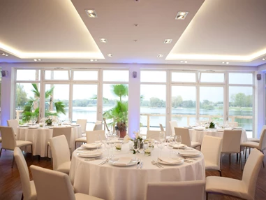 Hochzeit: der große Saal "Beachside-Deck" - Seepavillon