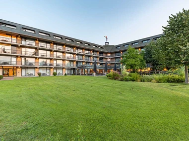 Hochzeit: Hotelterrasse - Van der Valk Hotel Berlin Brandenburg