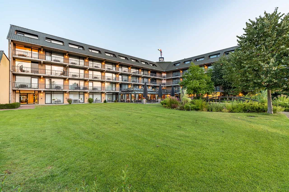 Hochzeit: Hotelterrasse - Van der Valk Hotel Berlin Brandenburg