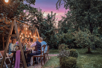 Hochzeit: Der schöne Obstgarten bei Sonnenuntergang unter dem 'Lichterkäfig' - Landhochzeit.Berlin - Mini-Magic-Weddings
