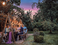 Hochzeit: Der schöne Obstgarten bei Sonnenuntergang unter dem 'Lichterkäfig' - Landhochzeit.Berlin - Mini-Magic-Weddings