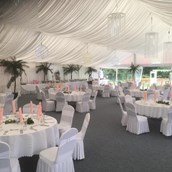 Hochzeitslocation: Ein Fest Raum ganz in Weiß für eines unserer glücklichen Brautpaare, mit einem Hauch Karibik Style. Dieser Style wird auch gerne für Taufen und Verlobungsfeiern verwendet - Flasch City am Freizeitsee