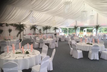 Hochzeit: Ein Fest Raum ganz in Weiß für eines unserer glücklichen Brautpaare, mit einem Hauch Karibik Style. Dieser Style wird auch gerne für Taufen und Verlobungsfeiern verwendet - Flasch City am Freizeitsee
