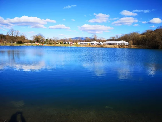 Hochzeitslocation: Ein idyllisches Foto von unserem See in der Hochsteiermark in St. Lorenzen. - Flasch City am Freizeitsee