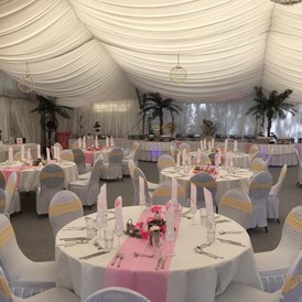 Hochzeit: Ein dekorierter Hochzeitssaal in romantischen rosa mit direkten blick zum Wasser.  - Flasch City am Freizeitsee
