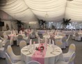 Hochzeit: Ein dekorierter Hochzeitssaal in romantischen rosa mit direkten blick zum Wasser.  - Flasch City am Freizeitsee
