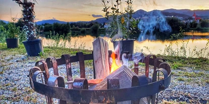 Hochzeit - Parkplatz: Busparkplatz - Passail - Unsere Lagerfeuer direkt draußen vor dem Veranstaltungsraum am See, um auch für draußen für eine schöne Atmosphäre für ihre Hochzeitsgäste oder Firmenfeiergäste zu sorgen, gerade für die Raucher einfach perfekt.  - Flasch City am Freizeitsee