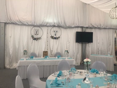 Hochzeitslocation: Bei uns wird immer Liebevoll dekoriert, ganz nach den Wünschen des Brautpaares, für dieses Hochzeitspaar wurden noch zusätzlich die initialen in Szene gesetzt.  - Flasch City am Freizeitsee