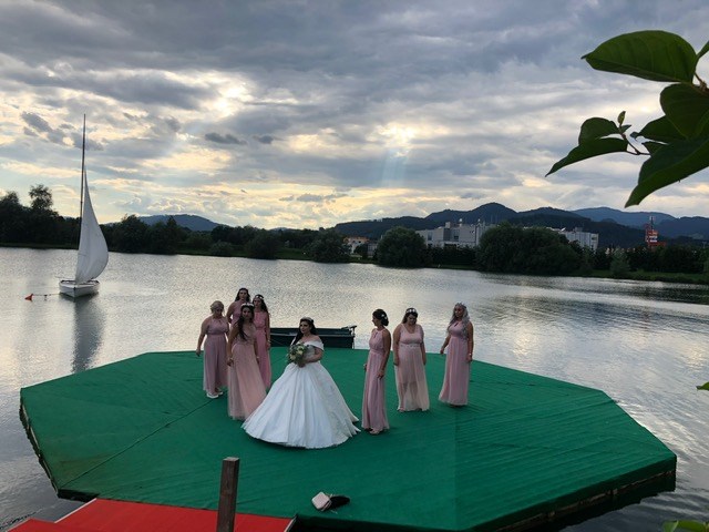 Hochzeit: Die Braut mit Ihren Brautjungfern setzten sich am See, in der Obersteiermark in Szene.  - Flasch City am Freizeitsee