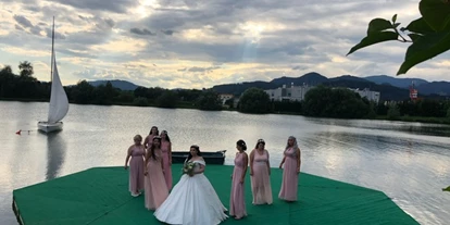 Hochzeit - Parkplatz: Busparkplatz - Passail - Die Braut mit Ihren Brautjungfern setzten sich am See, in der Obersteiermark in Szene.  - Flasch City am Freizeitsee