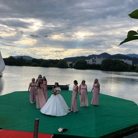 Hochzeit: Die Braut mit Ihren Brautjungfern setzten sich am See, in der Obersteiermark in Szene.  - Flasch City am Freizeitsee