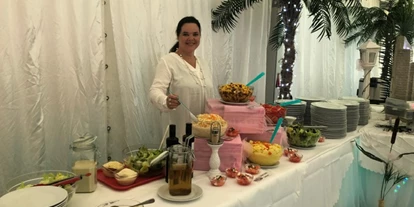Hochzeit - Parkplatz: Busparkplatz - Passail - Einer unserer Mitarbeiter die am Buffet keinen Wunsch der Hochzeitsgäste offen lässt.  - Flasch City am Freizeitsee