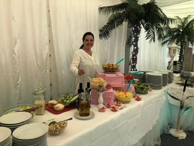 Hochzeitslocation: Einer unserer Mitarbeiter die am Buffet keinen Wunsch der Hochzeitsgäste offen lässt.  - Flasch City am Freizeitsee