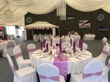 Hochzeitslocation: Dieses Mal wurde die Hochzeit nach wünschen des Brautpaares in einen malerischen lila gehalten.  - Flasch City am Freizeitsee